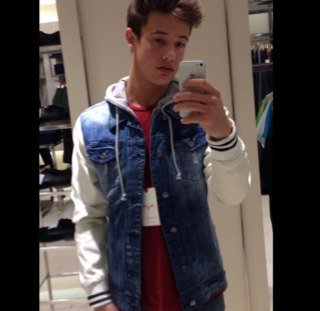 Ariana Grande❤
Cameron dallas is so hot ok.