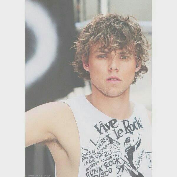   ♡ i think i'm in love with ashton irwin oops ♡                   0/5 + 0/4