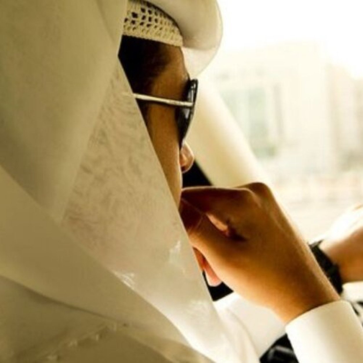 كم من الأغصان تنتظر ...  طيور مهاجره  

وكم من القلوب تنتظر ...  أحبابا غائبون