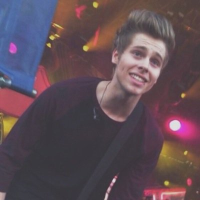 Φ If your readin this tweet me a picture of your favorite band member φ