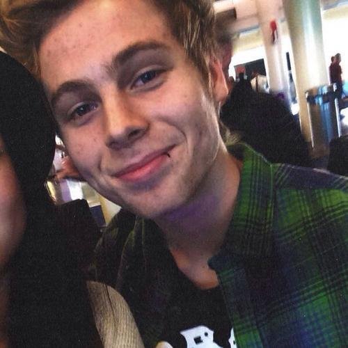 hii please follow @irwinismypizza because she just gave you a free follow, okay thaaanks