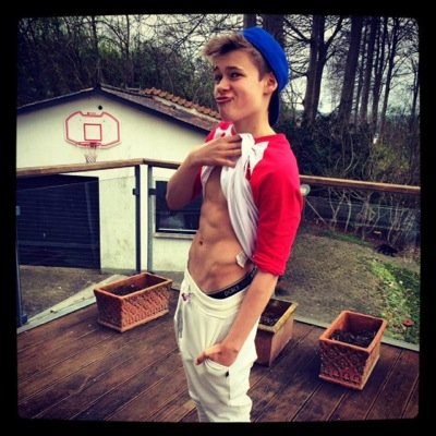 Aye Im Benjamin. Sister is - @flcwlessbby ||Single||