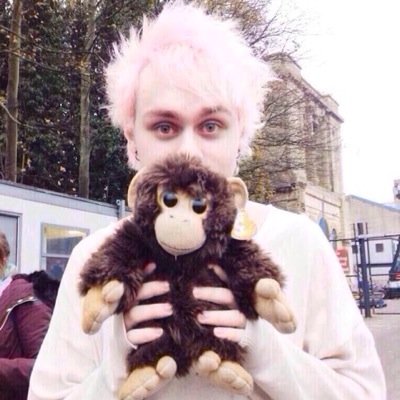 from @lashtontopia !! pls follow her back and if you already follow her, enjoy the free follow :)