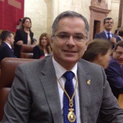 Veterinario. Primer Teniente Alcalde de Algeciras. Diputado Provincial. Diputado en el Parlamento de Andalucía en la IX y X Lesgislatura. Partido Popular.