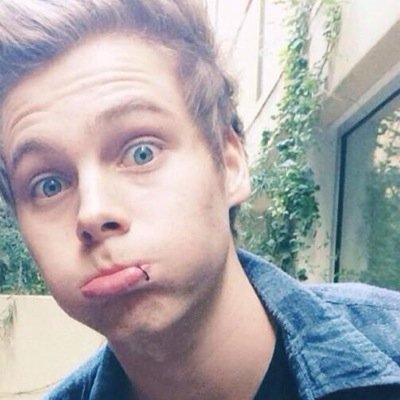 Can you please follow and turn notifications on for @republiclifford shes doing a 5sos fam gain tweet and dms to 5/4 5sos