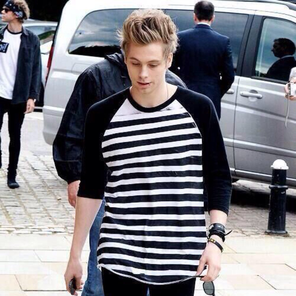 I want Luke Hemmings to follow me!!! I love 5sos cuz they are pure magic to me!! Luke if you see this i love you and your my idol!!!!! @Luke5SOS RULES!!!!!!!!!!