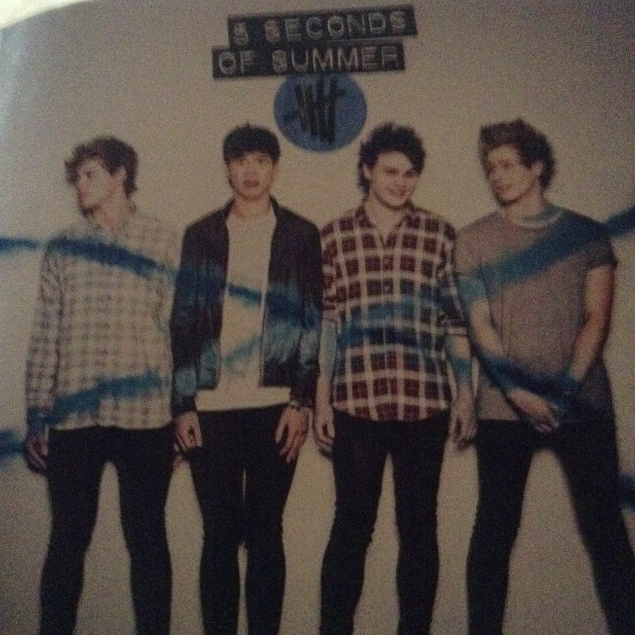 All i want is for 5SOS to follow me!!! My favs are Ash and Mike!! Love ya @Ashton5SOS!!!!! Love ya @5SOS! @Michael5SOS!!!! Love ya!!!!