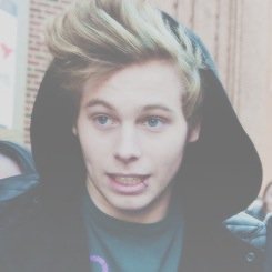 follow @lipriingluke or i unf