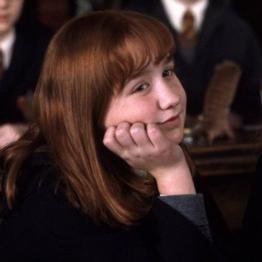 Hufflepuff. De sangre pura. Risueña y bonachona, es imposible enfadarse conmigo. Patronus:Perro. Sobrina de Amelia Bones #Pottertty