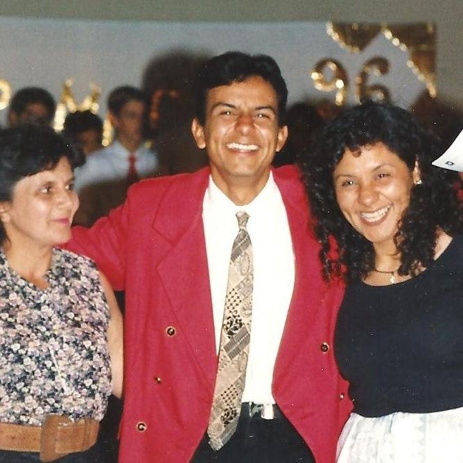 Agradecida con Dios por estar aquí y ahora, tener una familia maravillosa, hacer lo que amo y vivir intensamente.
