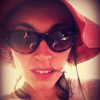 adicta al color y a los frappuccinos y convencida de que todo lo que no combina contrasta y si no entienden lo que digo no se preocupen ya lo sabía