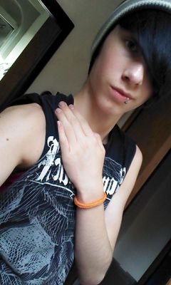 I'm gay. I love draw, dance, and write. I like to hang out with friends. I do not like sport. I'm single. I'm very shy when I first meet someone.