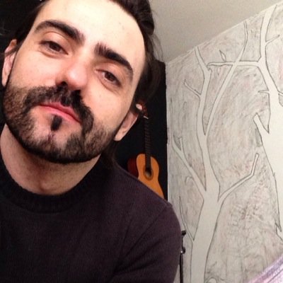 Homem, pai, empresário, compositor, uma coleção de amigos e um grande sonhador. Vou twittar e tentar mudar o mundo, eu e você e mais alguns somos todos.