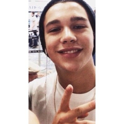 You should follow @austinsbizzle cause not only does she love 5sos, austin, and justin she also gave you a free follow so it would be nice AND SHELL FOLLOW BACK