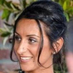 Peindre, dessiner, lire, nager, faire du sport, écouter de la musique, rire
La Corse, mon paradis sur terre.💋
Mon chéri et mes 5 fils.
et entre deux, je bosse 👠