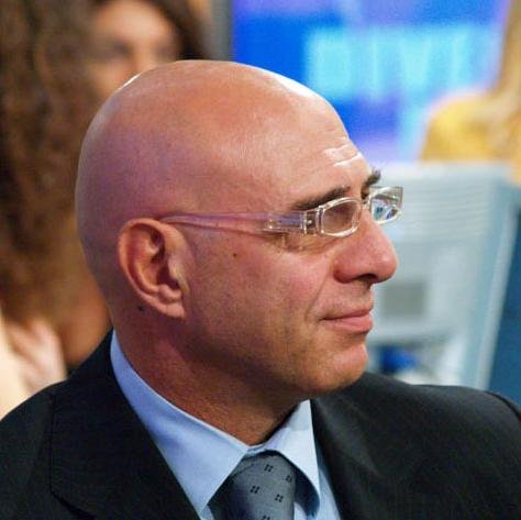 Giornalista, inviato di Mi Manda Raitre ex atleta azzurro e campione italiano del tempo che fu,  che ora corre... dietro ai truffatori!