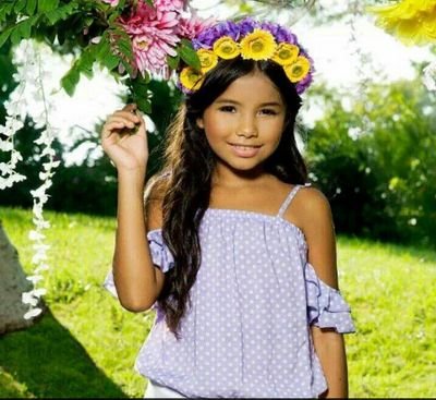 niña universos en bulgaria 2013-2014 imagen de difernte marca de ropa infantil