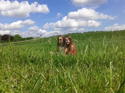 met zus in de tuin