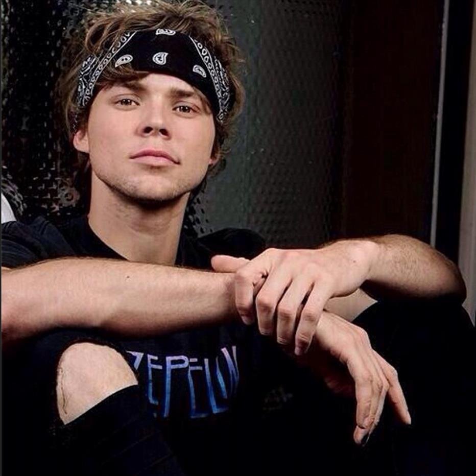 Ashpleaze's profile picture. ASHTONaut | Penguins | Bubble Blower | 5SOS | Irwinator | ♡ | ☠ |