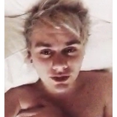 michael clifford thinks your hot, turn on notifications for hot photos of mikey https://t.co/BDyaCMHsRO