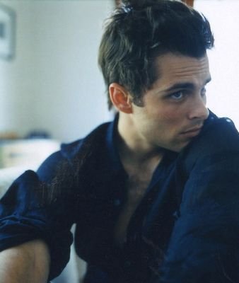 24 años. | Ex-Slytherin. | Sangre pura e italiana. | Mujeriego y arrogante. | Profesor de Encantamientos. | Facciamo l'amore, non la guerra. | #ExRole.