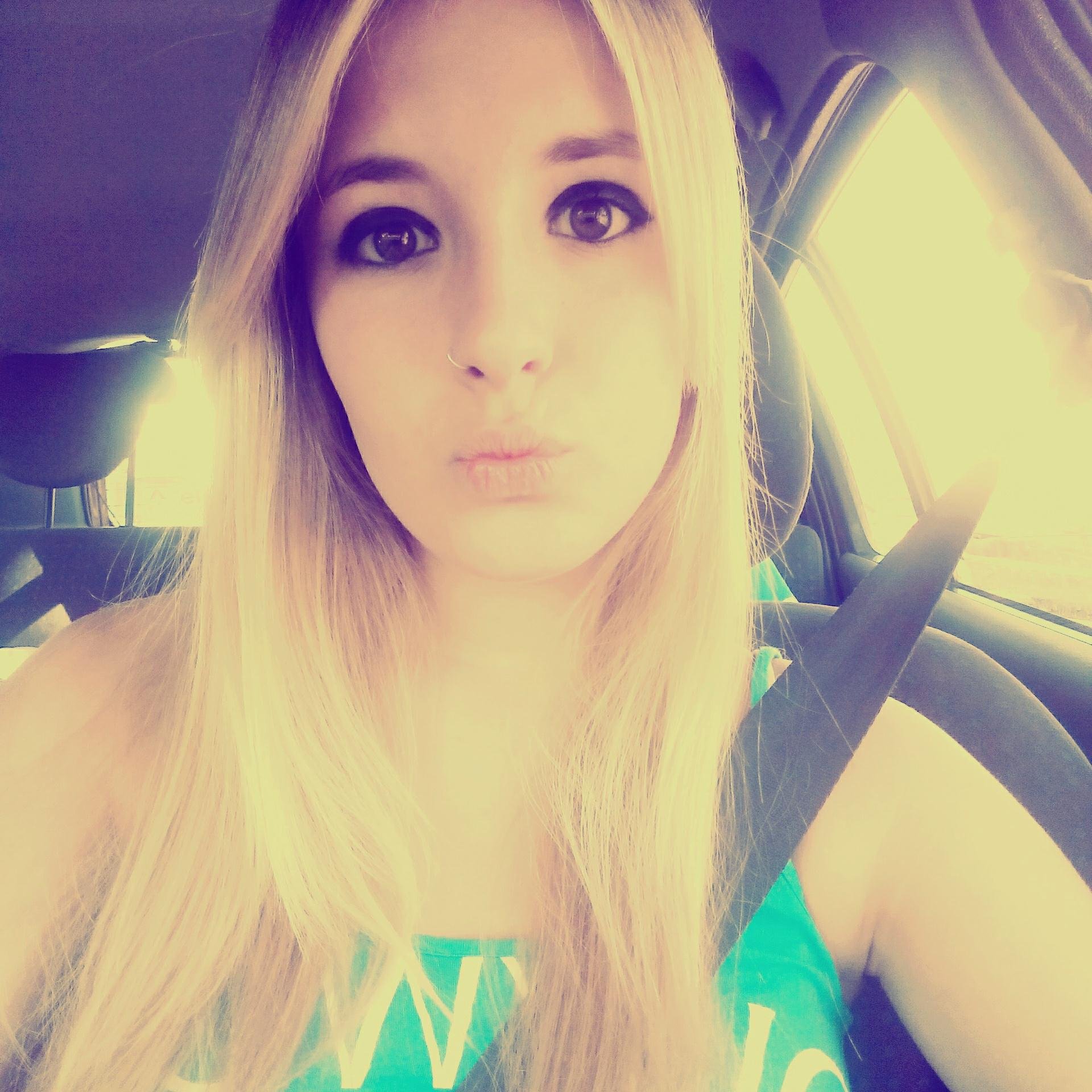 no soy borde solo guardo mis sonrrisas para quien se las merece  nunca tienes que depender de nadie porque hasta  tu sombra te abandona en la oscuridad...