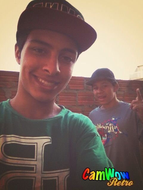 Então desculpa,qual seu nome? Que sorriso lindo...Me diz ,ele tem dono? não ? Então é comigo !