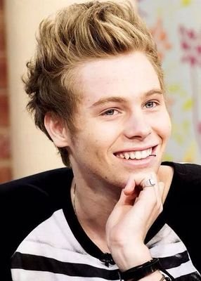 Free follow from @lukestalkerr  because she loves you ♥ you can follow her if you want ♨