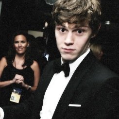 te dei um follow de graça, agr siga @justbradgirl , ela sdv eh so pedir beijoss tenha um bom dia
