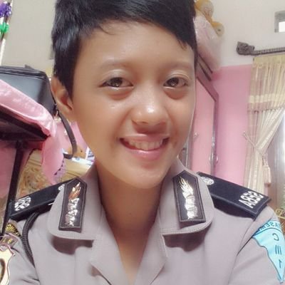 Nggak mau mikirin perasaan :) fokus sekolah dulu»lulus»kuliah»kerja»bahagiain orang tua baru deh mikir perasaan :D #calonbripda .amin.