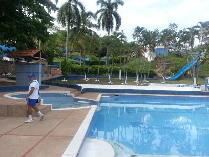 Danos el placer de atenderte somos un lugar de sano esparcimiento contamos con piscinas toboganes canchas de futboll y pronto hospedaje