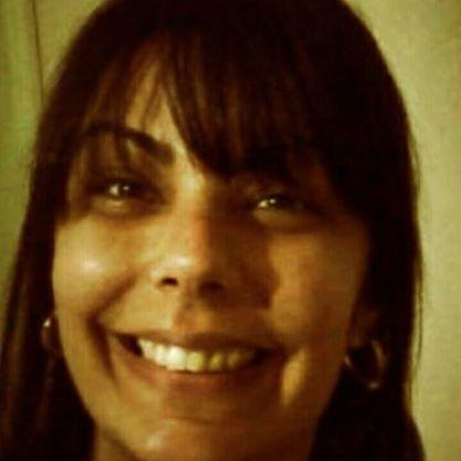 Humana. Jornalista. Apaixonada por gente, pela vida e as coisas boas: minha família, meus amigos, meus cães, música, história, livros, cinema e cerveja gelada