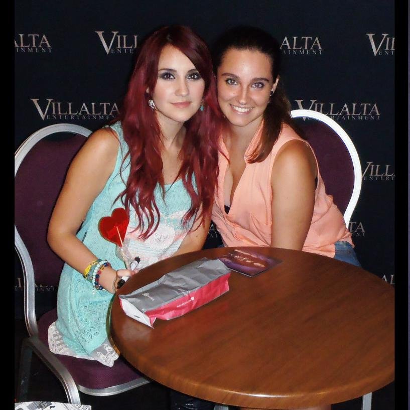 Hay estrellas que siguen brillando después de muertas,pero su luz es solo un eco de lo q fueron algún dia...solo un espejismo. @DulceMaria :3