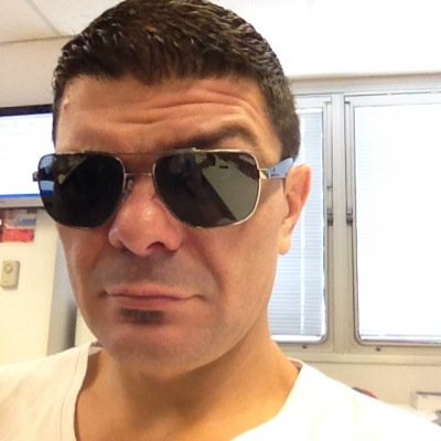 Analista de Sistemas, pai de dois filhos maravilhosos, ex atleta, fiz lançamento de disco, martelo e arremesso de peso.