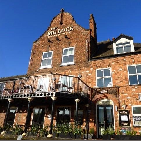 a great canal side pub & restaurant