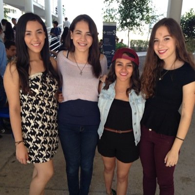 Me gusta bailar, comer pastelitos y estar con mis amigas.