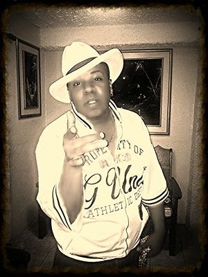 Cantante compositor venezolano dandole buena musica al pais y el mundo es las caras serias y el kilombo fullhumildad para contrataciones 04242877295 bbm794c3280