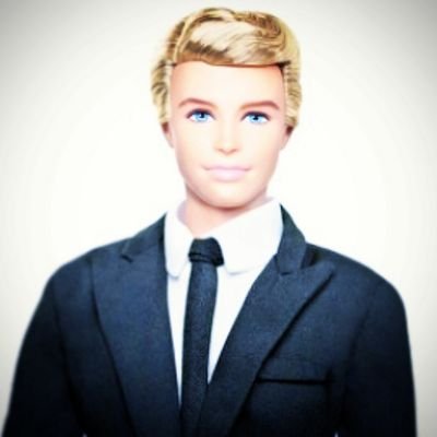 Novio de Barbie, amante de las niñas bien.
Parodia.