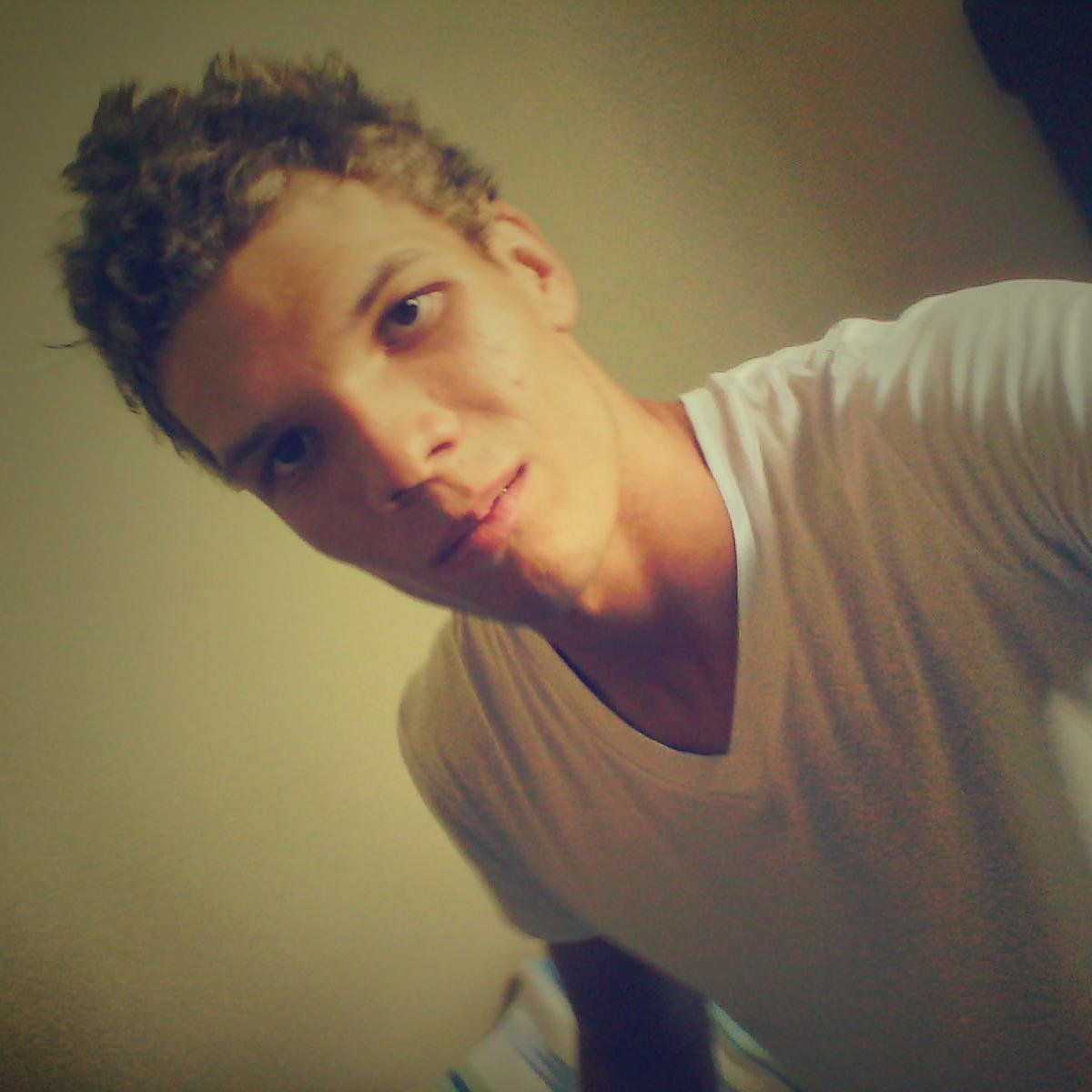 A verdade é que não te amo com meus olhos que descobrem em ti mil defeitos, mas com meu coração, que ama o que os olhos desprezam.