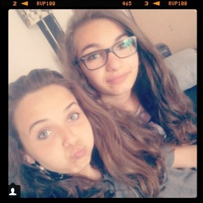Coucou nous sommes Lola et Louise, nous avons 13 ans et nous habitons a Strasbourg.
Ah oui nous sommes aussi soeurs de coeur. ❤️