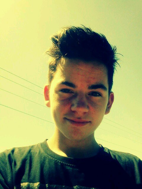 15 years old, love music.  french Boy directioner, LIVE YOUR DREAM & DREAM YOUR LIFE =)niall,zayn,liam,harry,Louis please follow me, love 3