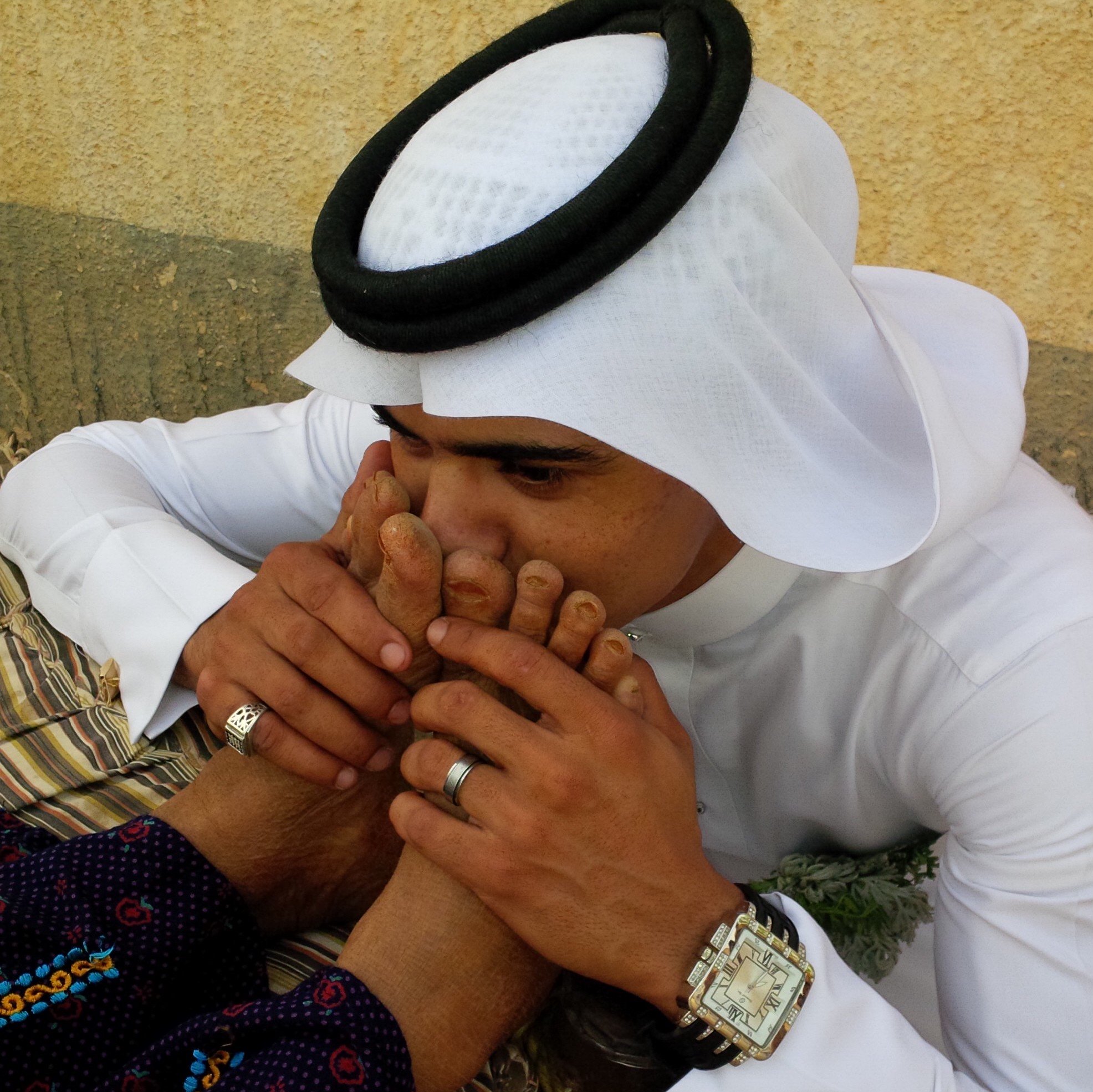 لِ أمَي انتَمي _ وبِ أمَي اكتفَي _ ودَونَ أمَي انَتهي