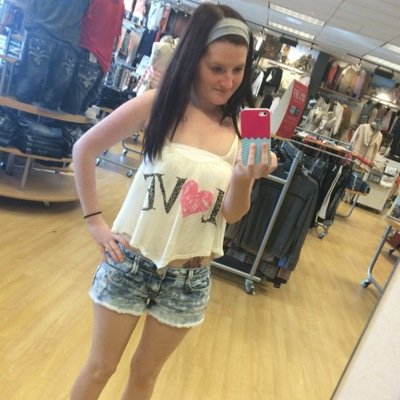 20, tattoo crazy. Loves food. Yup thats me.