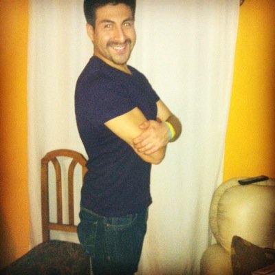 Hombre de 40 años, Chef y Gastrónomo, Garzon y Barman, Ejecutivo de Reservas; Santiago. serio, inteligente, simpático.Consultor Natura.