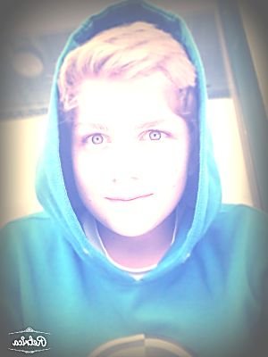 McPoneyy's profile picture. Chieur a plein temps .  #Kev_zz familly , #WOWLVL80, j'aime ta mère et rainbow dash .