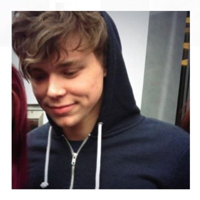 you are hecka hot and you make ashton go all heart eye emoji !! ✨