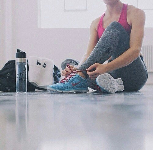 17 ans. 1.63m. Depart: 83 kg - 79 kg. Je veut absolument changer. Motivée !