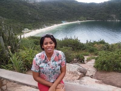 Sou professora da rede municipal de Serra. Meus hobbys são ficar em casa assistindo um bom filme e viajar. Sou casada com um homem maravilhoso e adoro flores