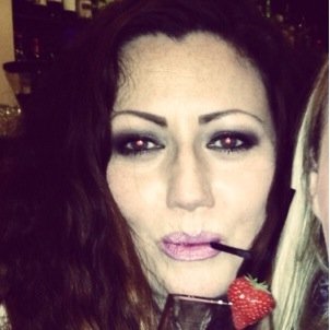 I am a freelance make-up artists with 20 years experience in the fashion and make-up industry.