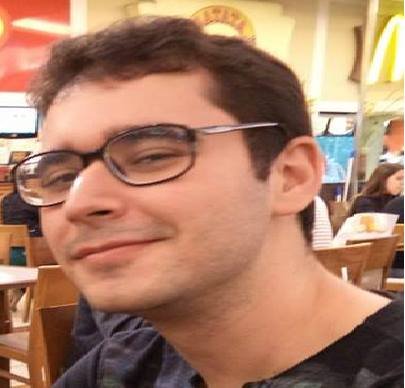 Amante de cinema. Tanto que trabalho em um. Filho dedicado......